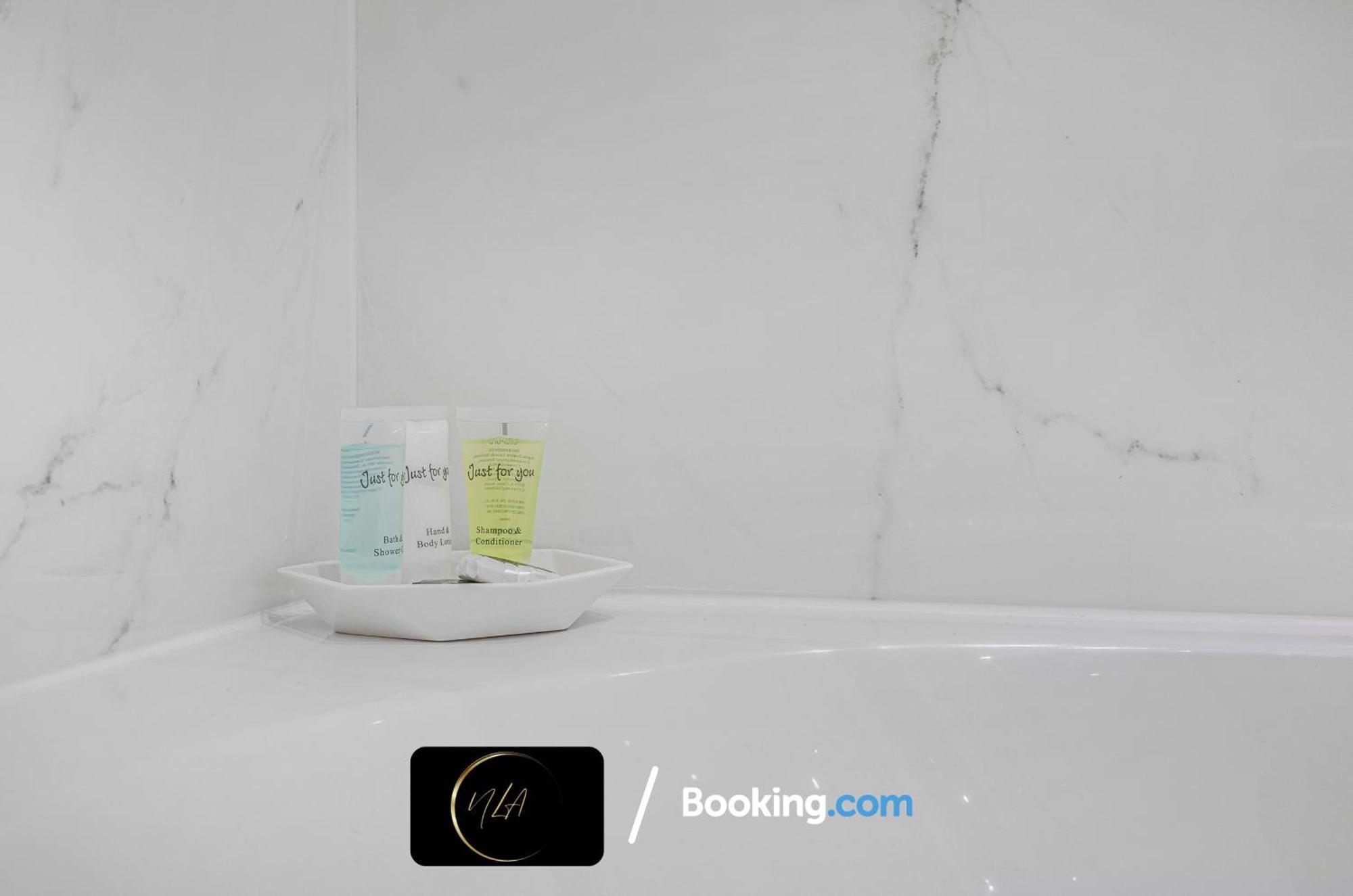 City Centre Apartment With Free Parking, 2 Bathrooms, Netflix And Wifi - Suitable For Contractors And Families - By Noor Luxury Accommodations Birmingham Buitenkant foto