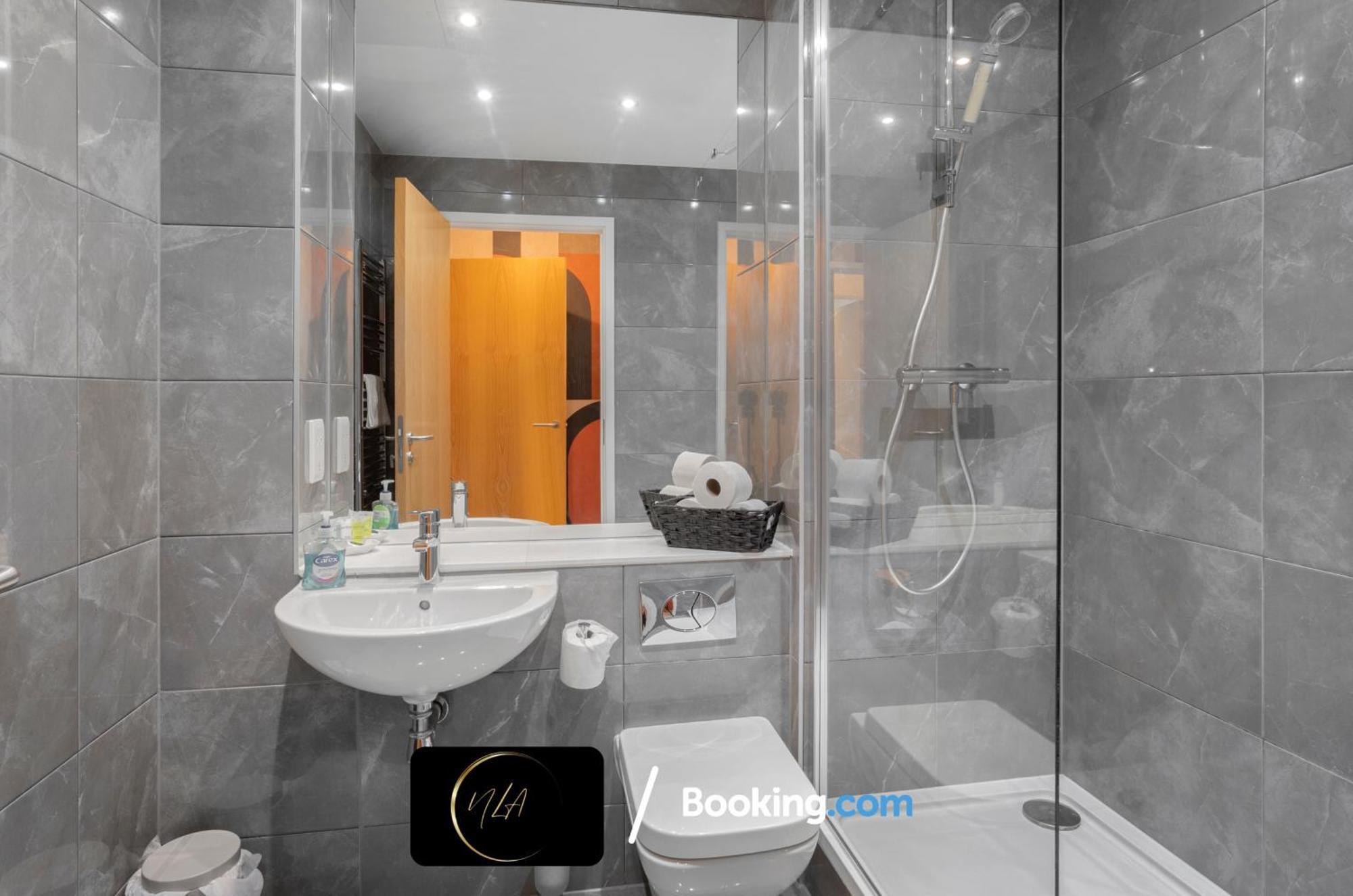City Centre Apartment With Free Parking, 2 Bathrooms, Netflix And Wifi - Suitable For Contractors And Families - By Noor Luxury Accommodations Birmingham Buitenkant foto