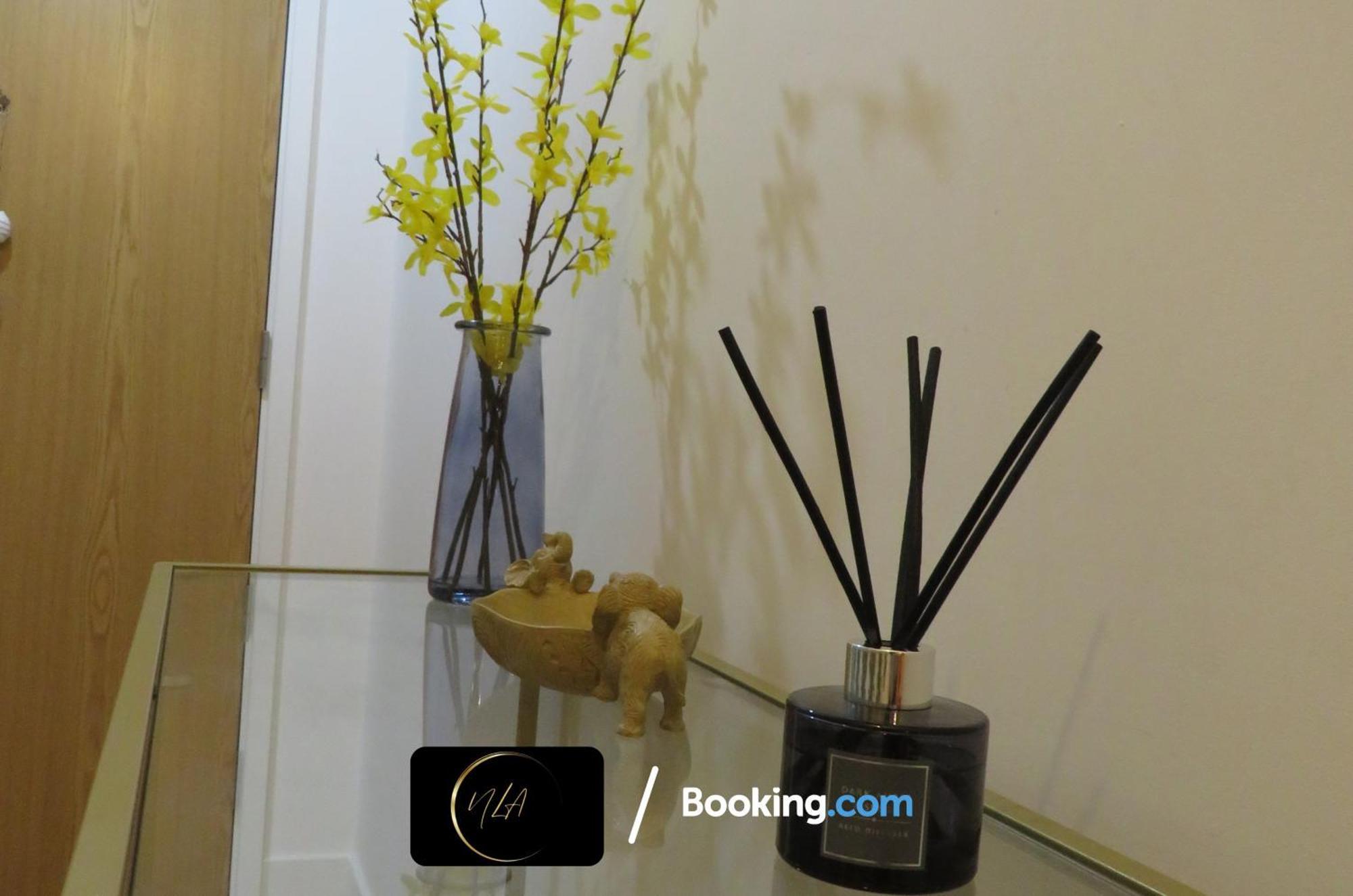 City Centre Apartment With Free Parking, 2 Bathrooms, Netflix And Wifi - Suitable For Contractors And Families - By Noor Luxury Accommodations Birmingham Buitenkant foto