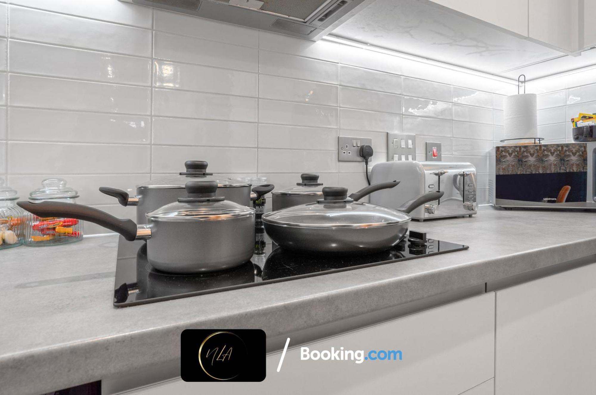 City Centre Apartment With Free Parking, 2 Bathrooms, Netflix And Wifi - Suitable For Contractors And Families - By Noor Luxury Accommodations Birmingham Buitenkant foto