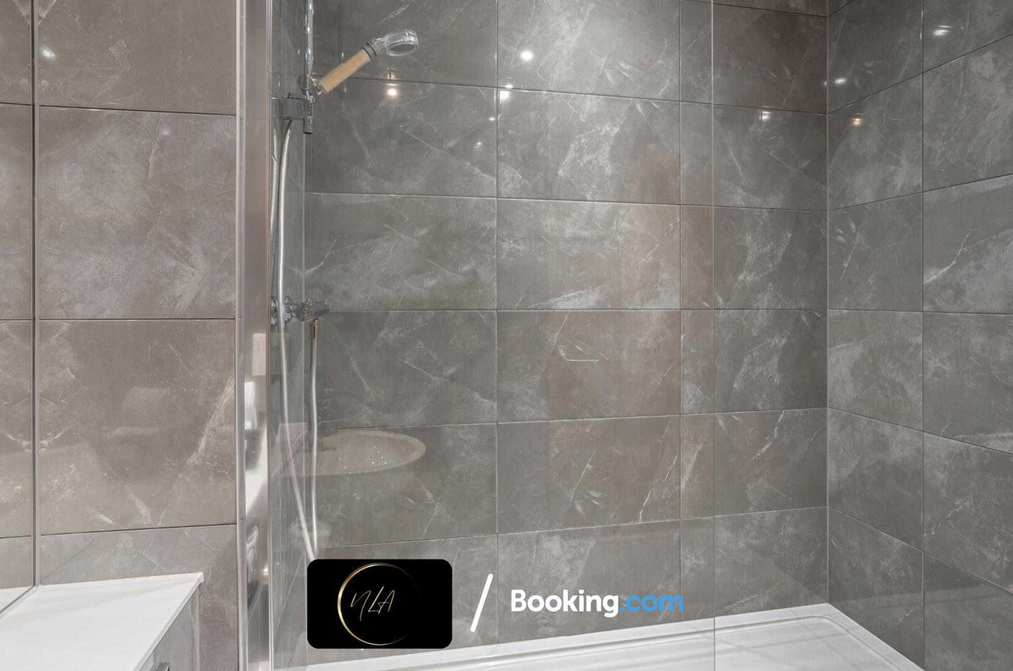 City Centre Apartment With Free Parking, 2 Bathrooms, Netflix And Wifi - Suitable For Contractors And Families - By Noor Luxury Accommodations Birmingham Buitenkant foto