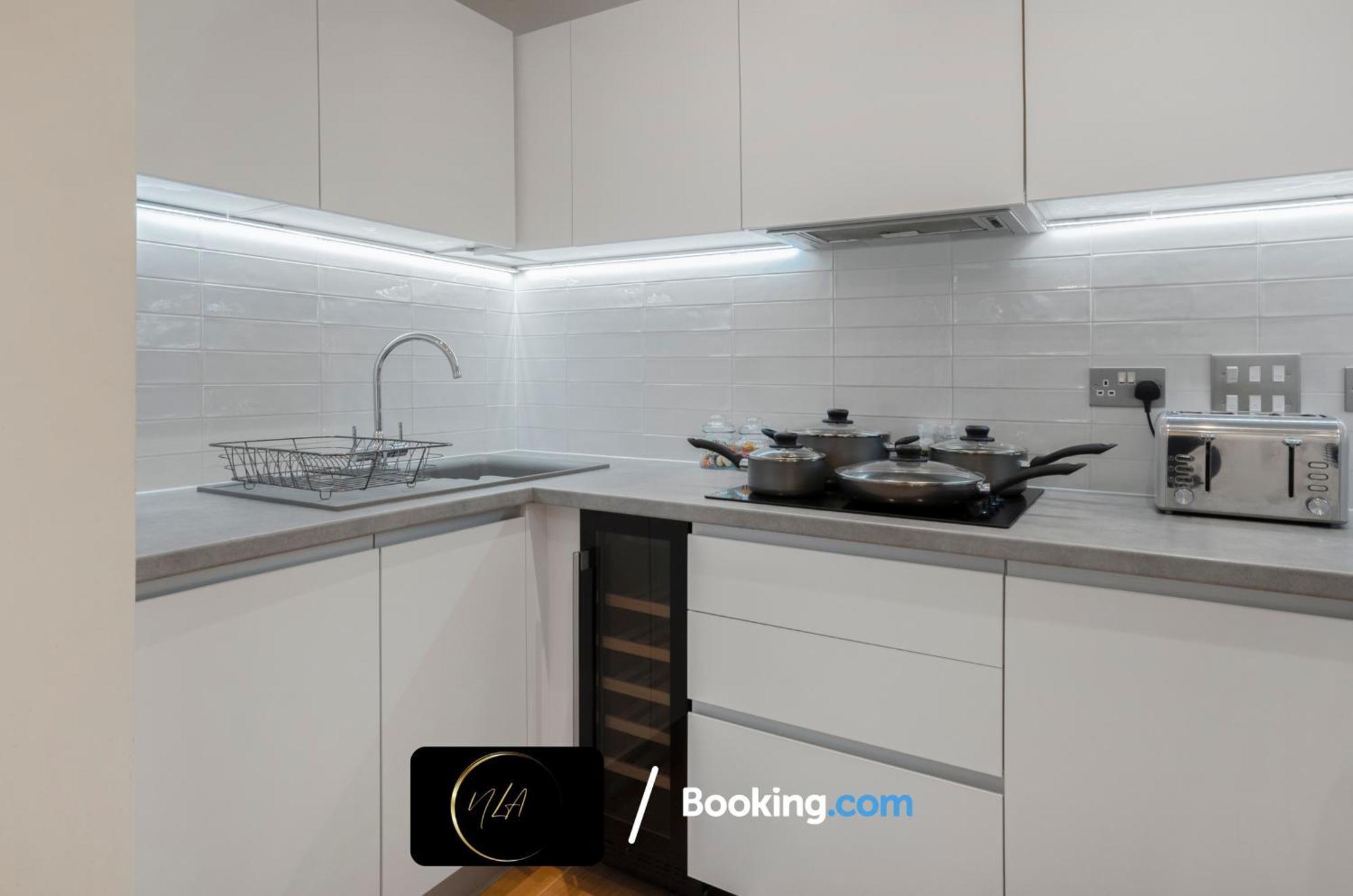 City Centre Apartment With Free Parking, 2 Bathrooms, Netflix And Wifi - Suitable For Contractors And Families - By Noor Luxury Accommodations Birmingham Buitenkant foto
